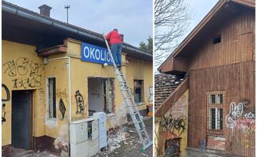 FOTO: Železničnú zastávku na Liptove museli zbúrať. Narušená statika po požiari ohrozovala ľudí