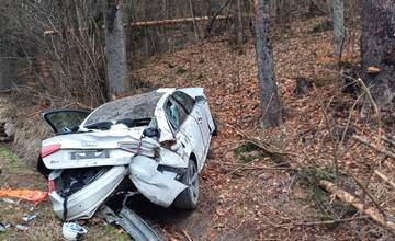 Po nehode na Orave ostalo auto úplne zdemolované. Vodič so spolujazdkyňou sú v nemocnici