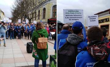 FOTO: V Žiline protestujú železničiari. Zamestnanci železníc chcú dôstojne žiť, stojí na transparente