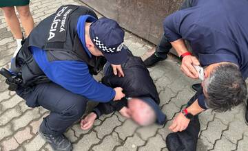 FOTO: Na chodníku v Ružomberku ležal nevládny muž. Pomohli mu okoloidúci mestskí policajti