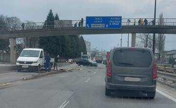 Premávku na Mostnej ulici v Žiline blokuje havarované auto. Rátajte so zdržaním