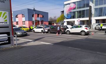 Na frekventovanej ceste pri centre Žiliny sa zrazili tri vozidlá