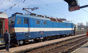 Zlodeji nemusia ani kradnúť káble, aby vlaky nešli. Expresu sa vo Vrútkach pokazil rušeň, mešká vyše hodiny