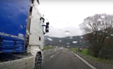 VIDEO: Kamionista nebezpečne predbiehal na ceste do Žiliny. Nakoniec ostal stáť v kolóne