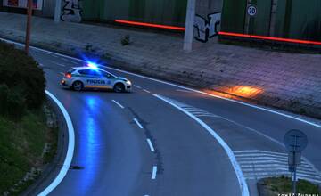 Pod Rondlom prebehol policajný zásah, vozidlá zablokovali cestu