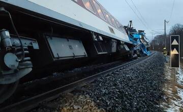 Vlak idúci do Vrútok narazil na železničnom priecestí do dodávky, odvezú vás náhradné autobusy