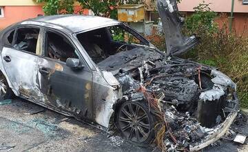 Na Vlčincoch v noci zhoreli dve autá, majiteľom vznikla škoda 26-tisíc eur