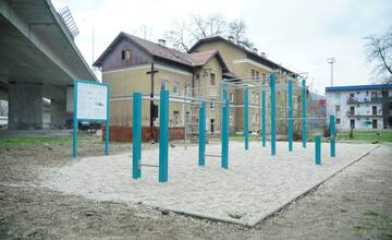 Na Bratislavskej vyrástlo nové workoutové ihrisko. Mladých ľudí má motivovať k tomu, aby športovali