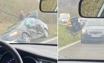 Poškodené vozidlo skončilo po nehode v priekope pri hlavnom ťahu cez Oravu
