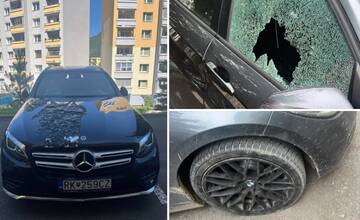 FOTO: Autá v Ružomberku poškodil 5-krát po sebe. Teraz rozleptal kapotu, rozbil okná a prepichol gumy