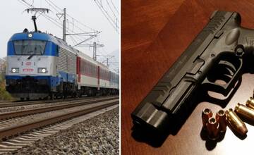 Na spolucestujúcich vytiahol pištoľ: Muža vo vlaku z Vrútok do Krpelian zadržala polícia
