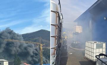 Plamene zachvátili výrobné linky v chemickej fabrike. Na pomoc prichádzajú ďalší hasiči