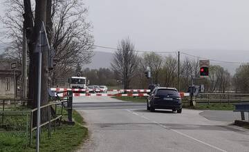 V Turci nefunguje železničné priecestie, závory ostávajú spustené
