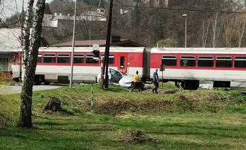 Oravská strela narazila na železničnom priecestí do auta, vodička vyviazla bez vážnych zranení