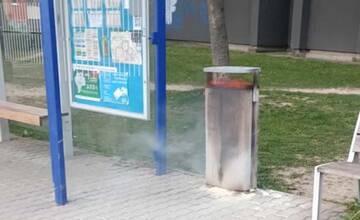 Na Solinkách horel kôš, hasil ho miestny občan. Pomohli mu trolejbusári