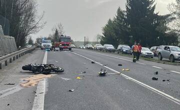 Vodička Škody vošla do cesty motorkárovi. Úlomky z motocykla zasiahli aj ďalšie auto