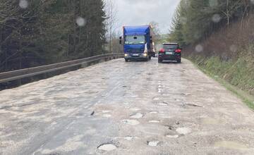 Vodiči už nebudú počítať diery. Ementálovú cestu I. triedy na Orave po naliehaní opravia