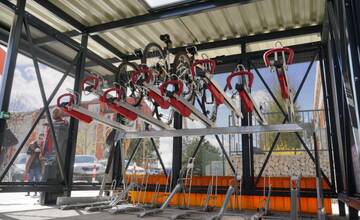 FOTO: Mesto Žilina chce žiakov motivovať, aby vysadli na bicykle. Tri základné školy majú nové prístrešky