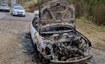 FOTO: V kysuckej obci zhorelo auto do tla za záhadných okolností. Vyšetruje ich polícia