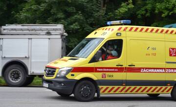 Pred volebnou miestnosťou v Ružomberku začal náhle krvácať starší muž
