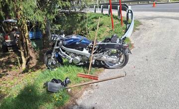 FOTO: Po nehode pri Slnečných skalách odviezli motorkára do nemocnice, vozidlá zadržala polícia