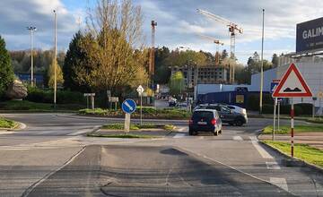 Pred kruhovým objazdom na Vlčincoch sa prepadá cesta, miesto označili značkou