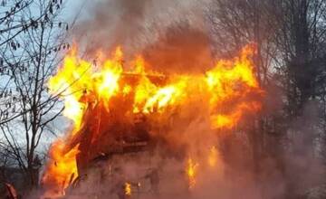 V Strážove horela záhradná chata, s ohňom bojovalo 14 hasičov. Škoda sa vyšplhala na 30-tisíc eur