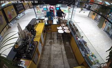 VIDEO: Po polnoci vnikli do Auparku, aby ukradli kávu a peniaze zo stánku. Majiteľ to berie s úsmevom