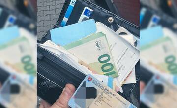 Muž v Topoľčanoch našiel peňaženku plnú peňazí. Žilinčanka Eva si ju môže vyzdvihnúť na polícii
