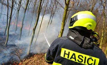 Hasiči na Kysuciach vyrazili k dvom požiarom, horí les aj tráva