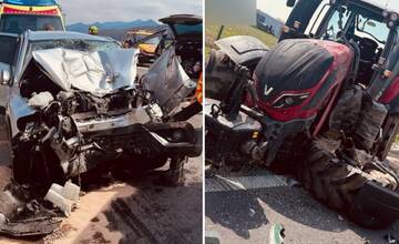 FOTO: Na ceste I/18 vošla vodička auta do cesty traktoru, so zraneniami skončila v nemocnici