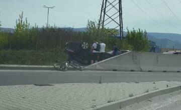 VIDEO: Pri žilinskom Metre skončilo auto na streche. Účastník nehody utrpel zranenia