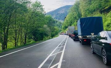 Deliace pásy na ceste pod Strečnom nevydržali ani tri týždne. Cestári ich museli opraviť