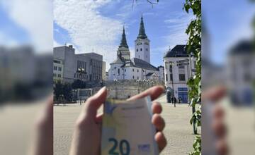 Peniaze schovali aj pod kameň v Žiline. Na Slovensku sa uchytil instagramový trend Cash Catch