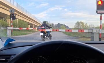 VIDEO: Motorkára mohla netrpezlivosť stáť život. Cez priecestie pri Žiline prešiel, aj keď sa blížil vlak