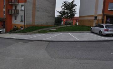 Boj proti spoplatnenému parkovaniu na Hájiku pokračuje. Petíciu podporilo vyše 2-tisíc ľudí