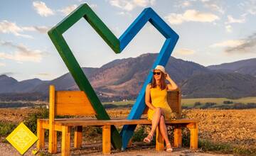 Pri Rajci sa vyníma nová Lavička so srdcom. Dostanete sa k nej autom, ponúka krásne výhľady