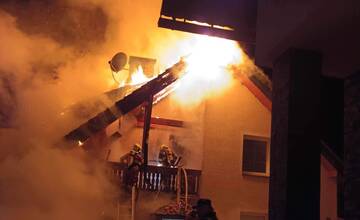 FOTO: Ničivý nočný požiar v obci pri Žiline. Rodinný dom zhorel od kotolne až po strechu