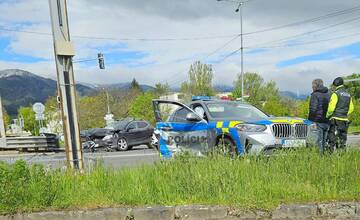 V Martine sa zrazilo policajné auto s osobným, na mieste sú zranení (FOTO)
