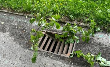 Na cyklotrase na Vlčincoch je zlomený kanalizačný poklop, dávajte si pozor!