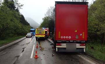 FOTO: Za Ružomberkom došlo k čelnej zrážke kamióna s autom. Jedna osoba zostala po havárii zakliesnená
