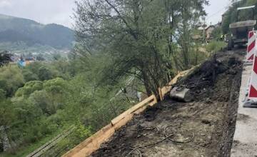 FOTO: V Zázrivej opravujú cestu po zosuve pôdy, úsek má 665 metrov