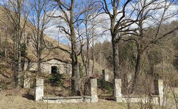 FOTO: Tajomná hrobka na Liptove vzbudzuje pozornosť pamiatkárov. Viete o nej viac?