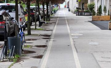 Cyklotrasu na Bulvári chcú premiestniť. Nie je na nej dosť miesta pre chodcov, cyklistov a terasy
