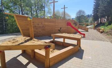 Detské ihrisko v Čadci ešte pred dokončením poškodili vandali. Mesto hľadá správcu, ktorý naň bude dohliadať