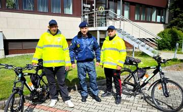 Mikulášski mestskí policajti požičali bicykle Rómom, ktorí dohliadajú na neprispôsobivých občanov