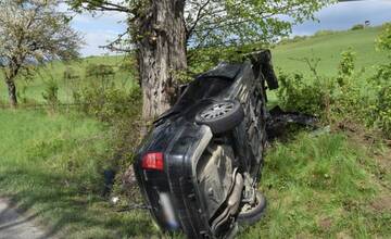 Vodič pri Ružomberku napálil do stromu, polícia hľadá svedkov nehody
