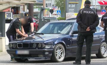 Mladík s drogami unikal pred políciou po Žiline, nabúral do auta s deťmi. Zazneli výstrely (FOTO)