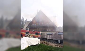 Strechu hotela na Kysuciach zachvátili plamene. So živlom bojuje 15 hasičov
