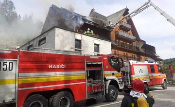 Požiar v hoteli na Kysuciach zasiahol aj ubytovaciu časť. Na mieste je viac ako 50 hasičov